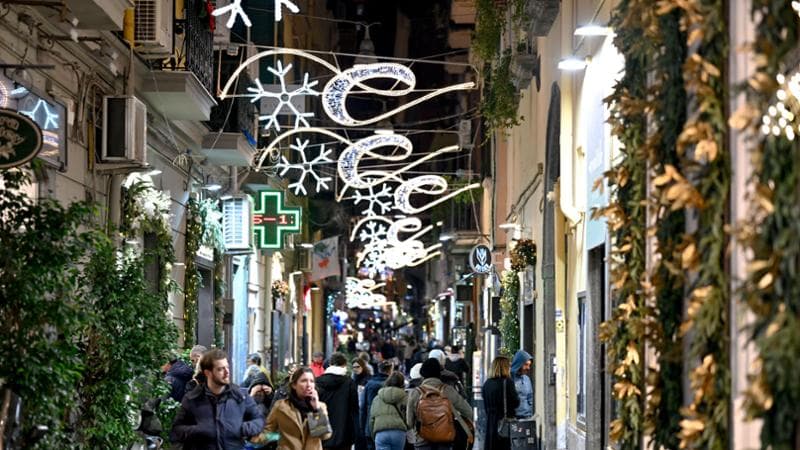 prime-luci-di-natale-a-chiaia,-“ma-via-toledo-e-il-vomero-sono-ancora-al-buio…”