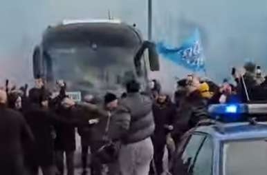 che-bolgia-a-capodichino!-in-migliaia-alla-partenza-del-bus-azzurro-per-bergamo