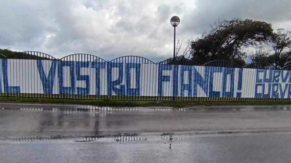 “al-vostro-fianco”:-striscione-a-castel-volturno-firmato-curva-a-e-curva-b